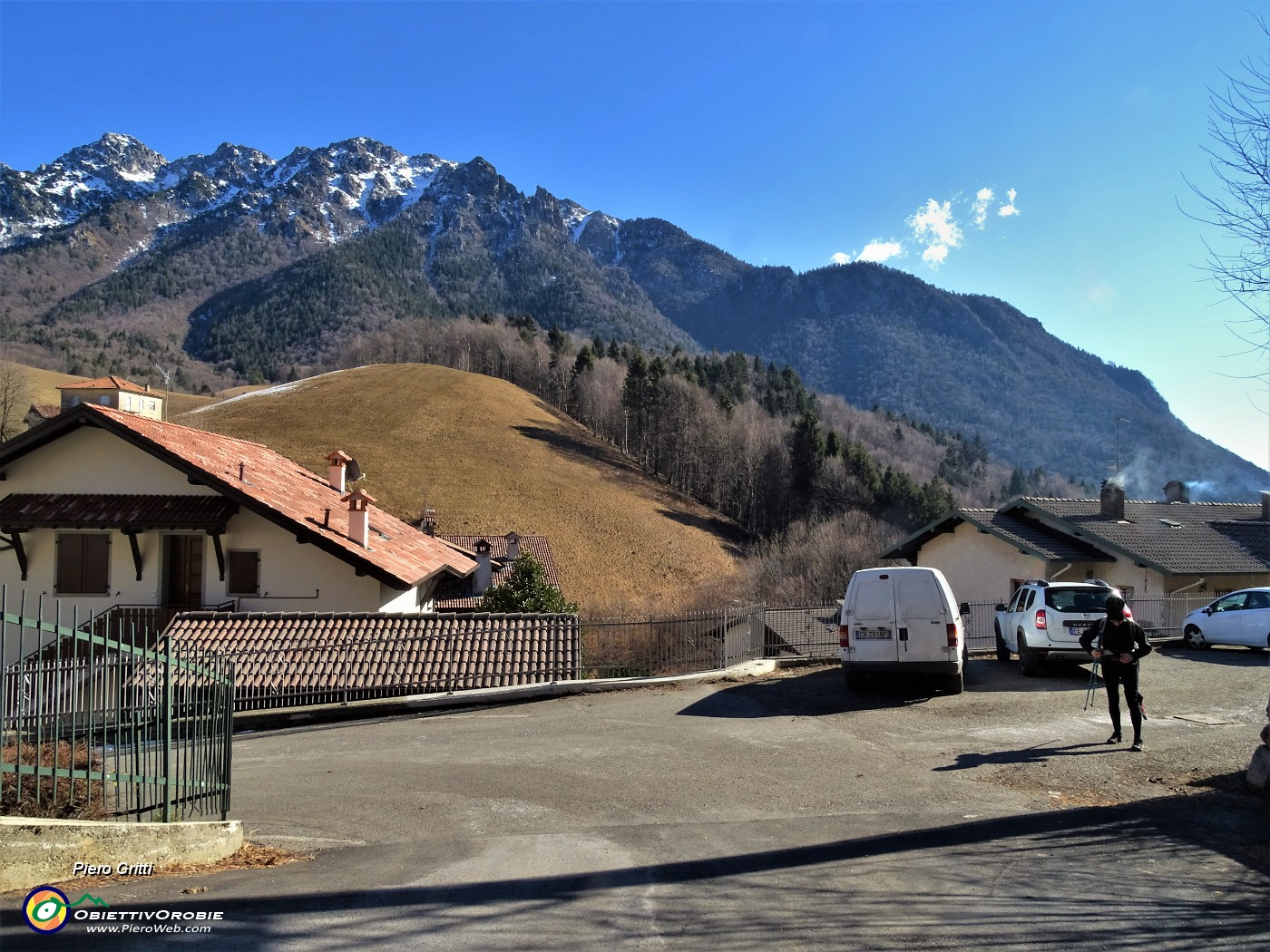 15 Parcheggio auto in Via Castello.JPG